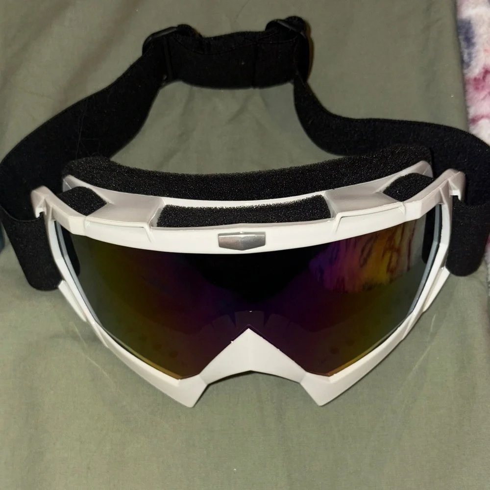 Protective eye wear with multi color lens